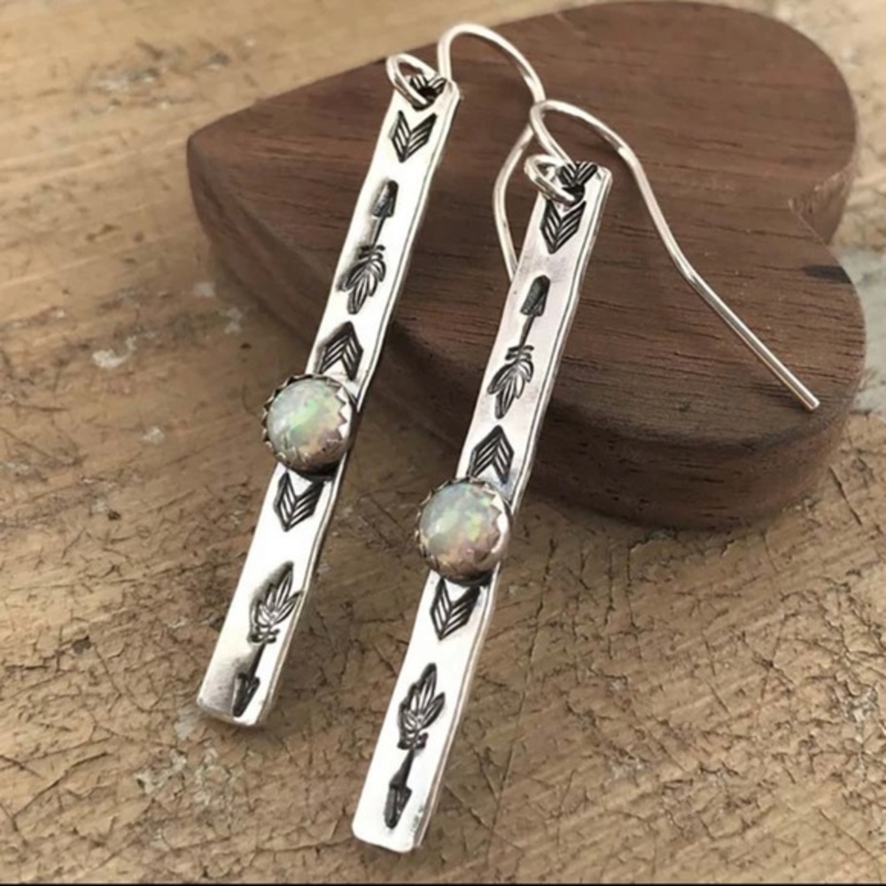 3/$22š©¶ Silver Arrow Stamped Earrings Etched Inlaid Iridescent Crystal NEW - Picture 11 of 15